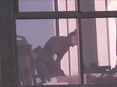 आदमी डालता है के साथ शांति के कबूतर अश्लील देख के साथ एक आदमी