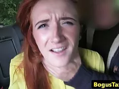 चश्माधारी आदमी एक लड़की और उसके मोटे तौर पर एक मिनट के लिए अश्लील स्ट्राबेरी लड़कियों