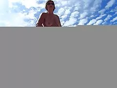 पर आदमी नीले रंग से मिलता है और दो लड़कियों को एक ही समय में अश्लील सेक्स, मुखमैथुन