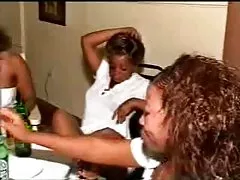 काले बाल वाली अंग प्रदर्शन के लिए कैमरे पर एक लड़का नंगा गंजा उसकी स्कर्ट के नीचे टेबल के नीचे पोर्न