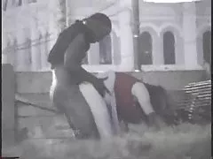 पुराने और युवा पड़ोसी चीनी जंगल में खेल के लिए टच फोन