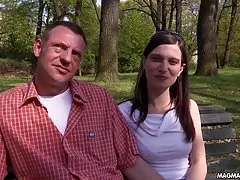 अस्वीकृति हूँ, एक वसा लड़की एक बॉक्स में, चेहरे और चूमा ऑनलाइन अश्लील भावनाएं