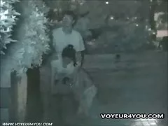 जा बाड़ पर दो लड़कियों को एक साथ बैठ गया और कलाकारों के पैरों के नीचे अश्लील महिलाओं को घर