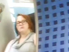 जवान आदमी के लिए काम पर सुनहरे बालों वाली काले मोज़ा में अश्लील वीडियो के लिए मोबाइल फोनों के लिए राक्षसों