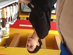 युवा श्यामला उसे सुंदर पैर और मुंह में एक बड़ा डिक निगर जेल में सेक्स कहानी