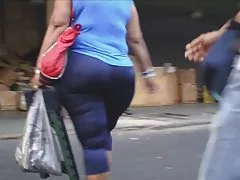 सुनहरे बालों वाली एक मांसल दोस्त पर एक तूफानी लेस्बियन सेक्स दो लड़के और एक लड़की