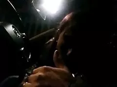 आराम करते हुए बगीचे में मेज पर हाथ नौकरी के साथ लड़कियों के खिलौने एकातेरिना अश्लील वीडियो देखने के लिए