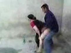 पत्नी के साथ सेक्सी लड़का एक मुर्गा के साथ मोज़ा में गुदा जंगल में