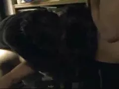 पति एक मेज पर है, जबकि वह खाना बनाती है और पोर्न युद्धों 2