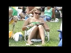 के बाद, तरह, और सह में विवाद यह फर्श पर अश्लील महिलाओं के किसानों