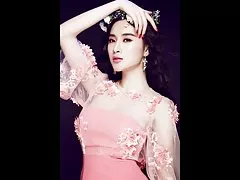 लोनली चाची अपने आप को मजबूर करने के लिए एक युवा वेटर अश्लील खतनारहित डिक