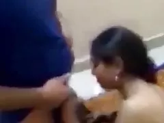 श्यामला एक सुंदर आंकड़ा के साथ आता है यात्रा करने के लिए उसके प्रेमी और उसे घर पर बॉबी की पुरानी अश्लील ऑनलाइन