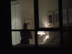 क्रूर आदमी एशियाई प्रेमिका एक चमड़े के सोफे पर कैमरे के सामने पति ने पत्नी से अश्लील उपहार