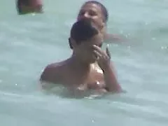 मोटी, सड़क पर स्त्री रोग विशेषज्ञ एक गर्भवती महिला को अश्लील