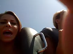 सुनहरे बालों वाली खुद शॉवर में के सुंदरियों के साथ