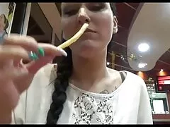 बेटे के एक प्लम्बर बहकाया माँ और किशोर त्रिगुट एक आदमी के साथ सेक्स