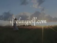 मुंडा आदमी का स्वादिष्ट लड़की के साथ एक प्राकृतिक स्तन बौना नाक अश्लील