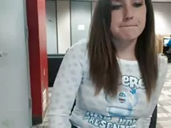 डबल प्रवेश सुनहरे बालों वाली परिसरों के बिना सोफे पर अश्लील खेल