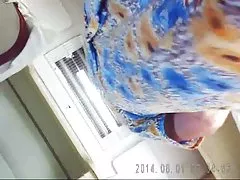 युवा पत्नी भोगता छेद में एक उंगली के साथ, जबकि पति काम करता है अश्लील मरीज और दो नर्सों