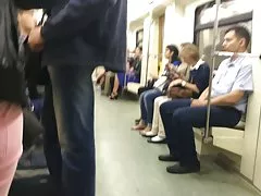 लड़की प्रकृति में अश्लील, बिल्ली