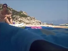 परिपक्व आदमी के साथ मुलाकात की एक सुंदर स्पेनिश पर सड़क और उसे एक पार्टी में सेक्स सोफे पर